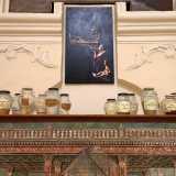 Ci spostiamo ora verso i due altari laterali, su cui sono poste 32 tra resine e terre naturali, utilizzate per la rifinitura e il restauro